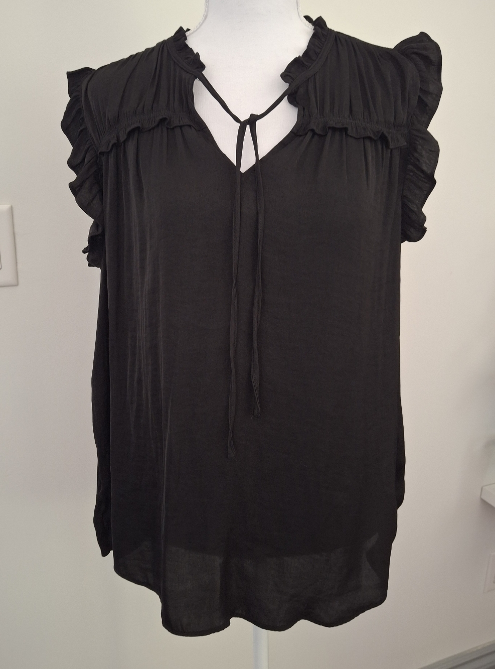 Carolina Belle Montreal Women's NWOT Black Ruffle-Tie Neck Blouse. Ladies XL.